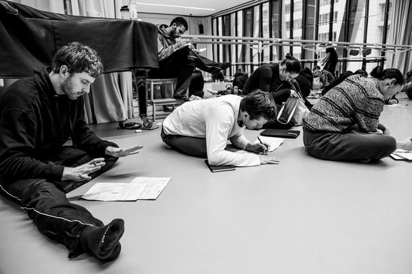 Scott (in het midden) tijdens een van de repetities.