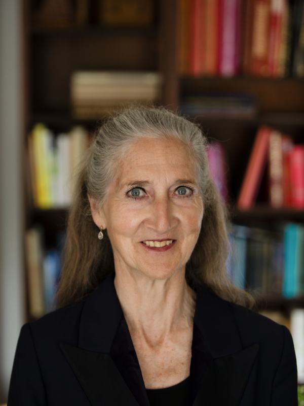 Portrait if a woman, Marise Voskens, in a library.